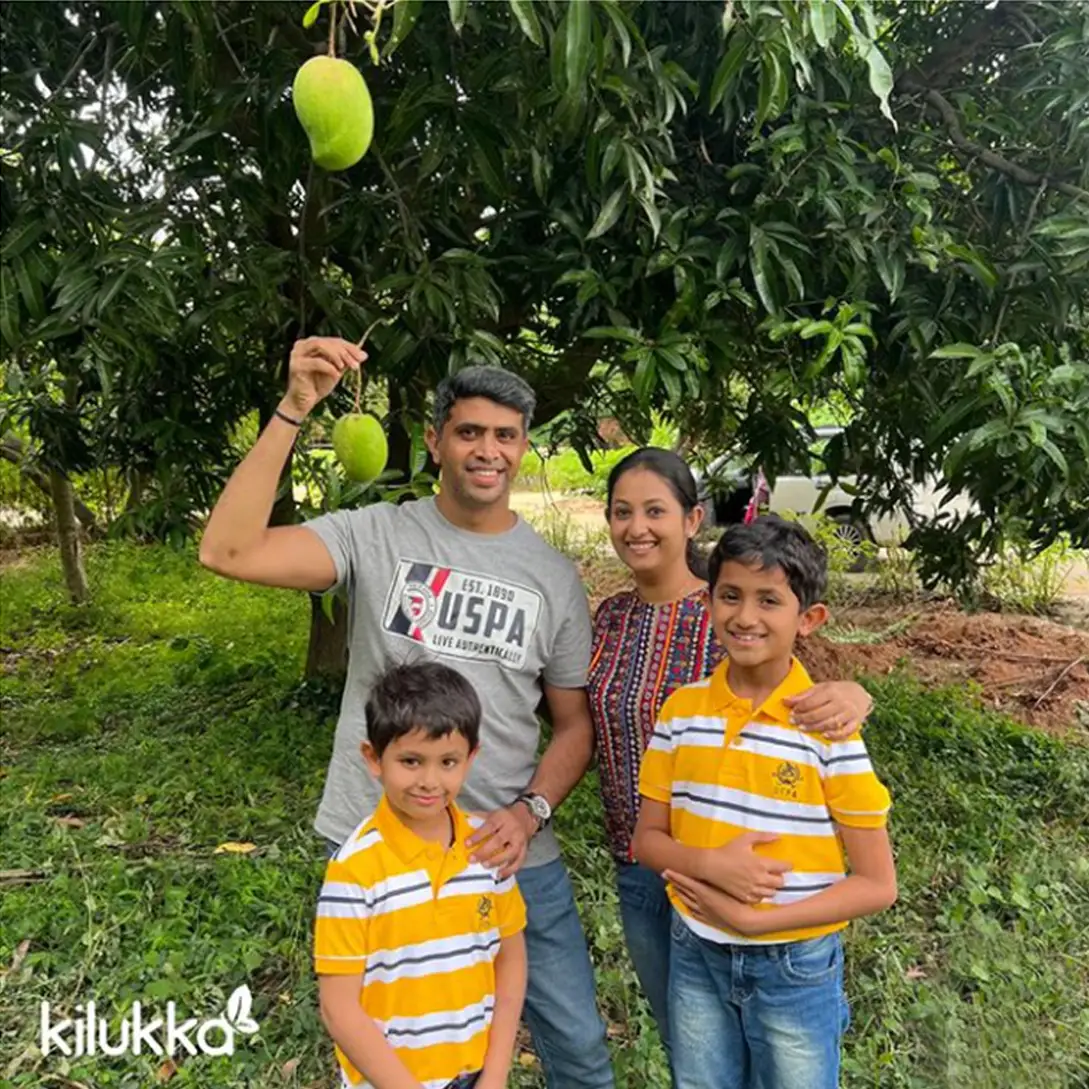 Kilukka Farm visitors under mango tree