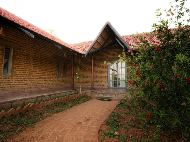 Beautiful outside walkway in Ficus cottage - Kilukka Farms