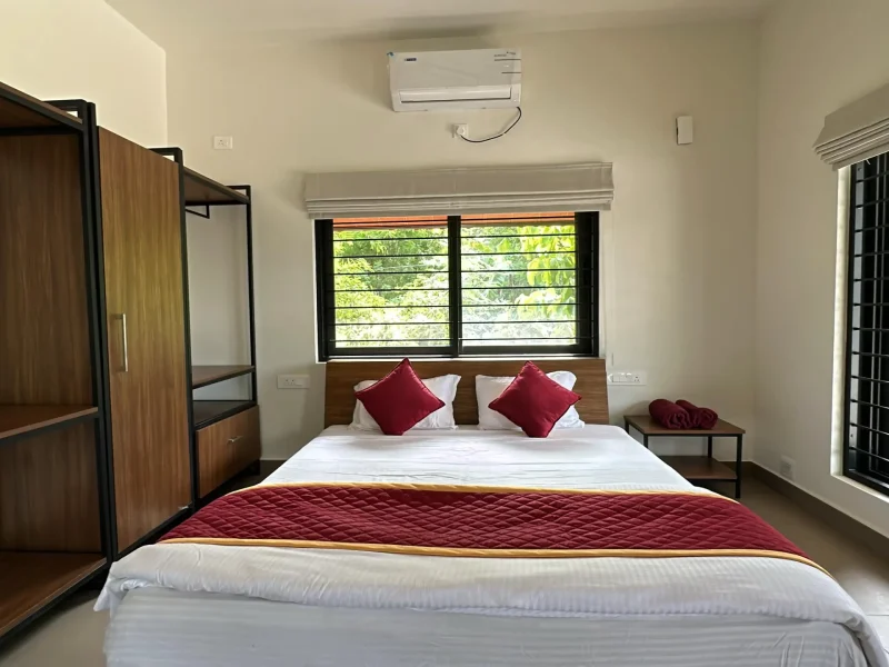 Bedroom with outdoor view at Macadamia cottage - Kilukka Farms